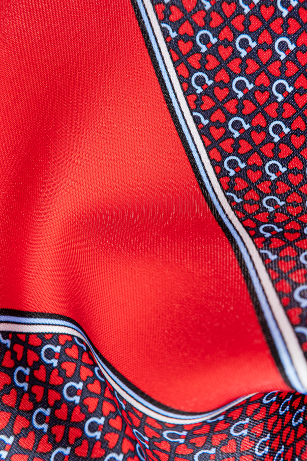 FERRAGAMO Pañuelo triangular con estampado