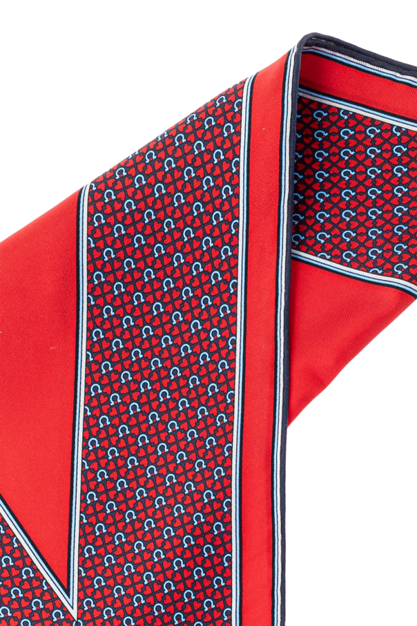 FERRAGAMO Pañuelo triangular con estampado