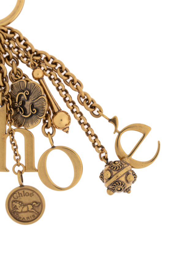 Chloé Llavero con dijes