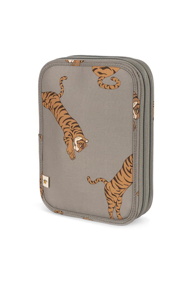 Pencil case with pencils and crayons od Konges Sløjd