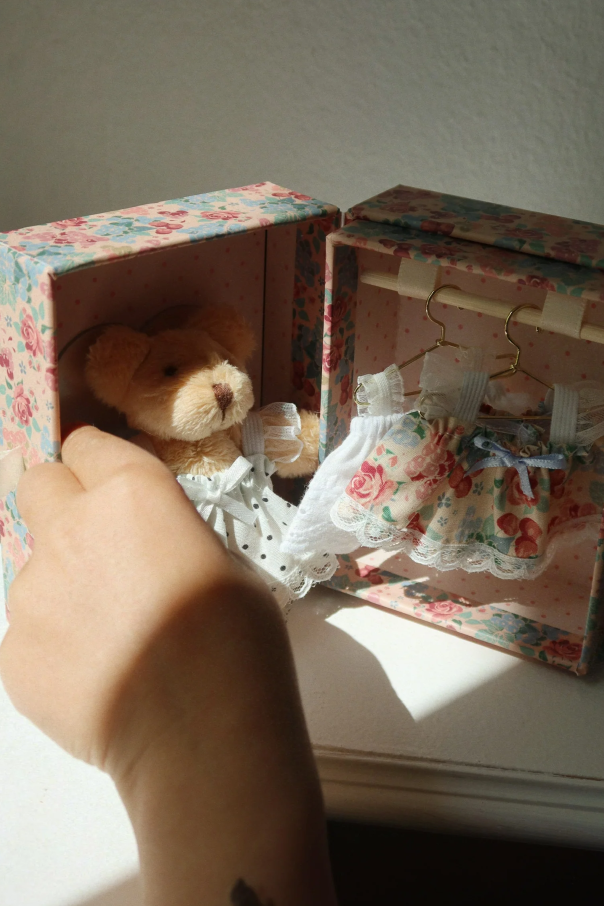 Konges Sløjd Pluszowy miś w szafie z akcesoriami