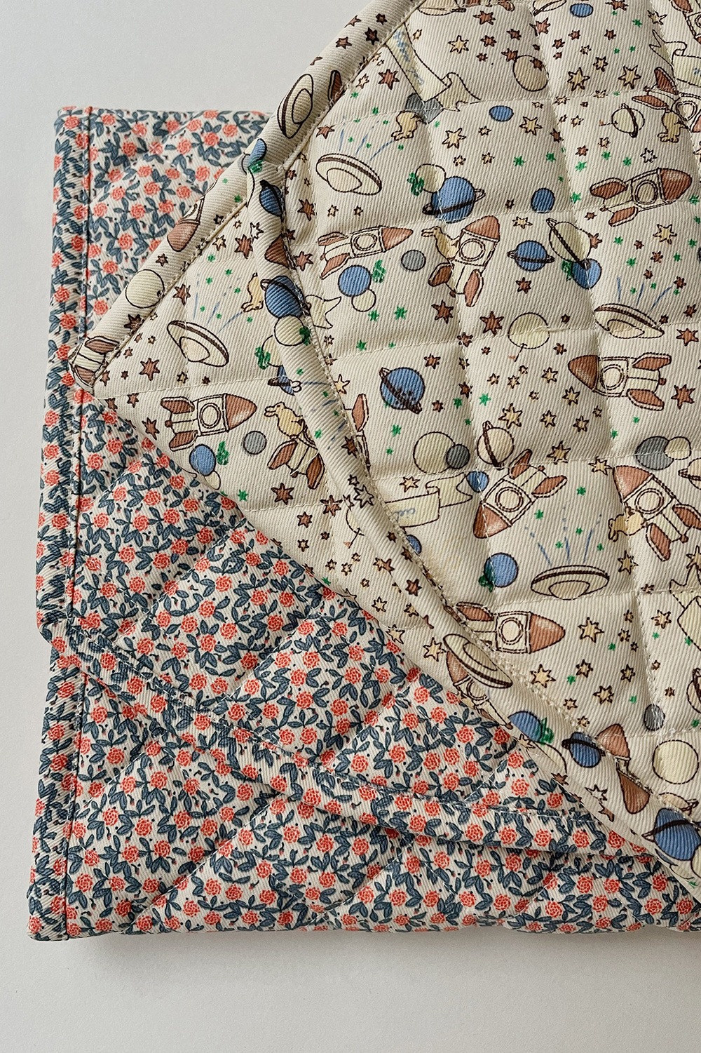 Konges Sløjd Changing mat with floral motif