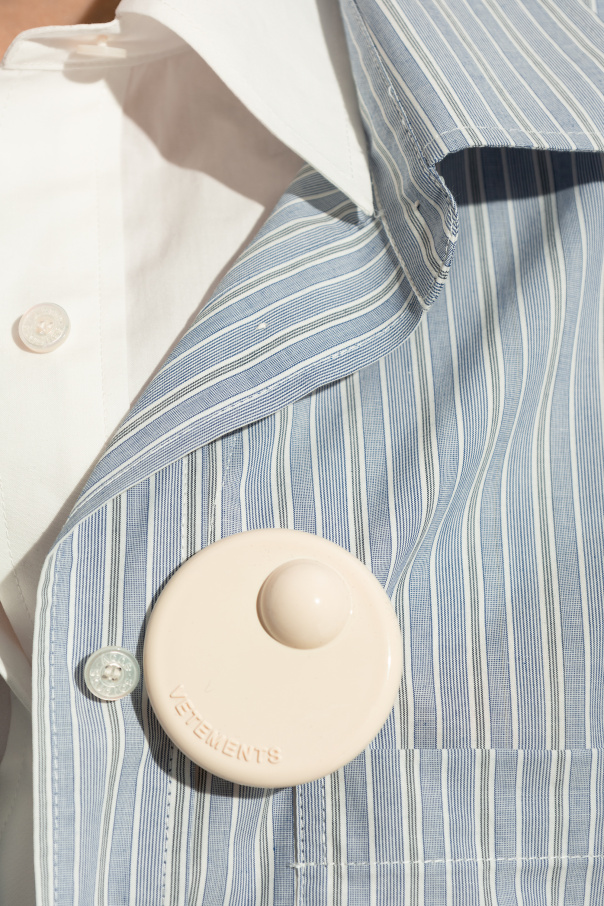 VETEMENTS Broche con logo