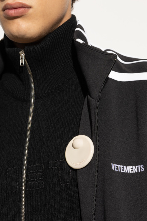 VETEMENTS Broche con logo