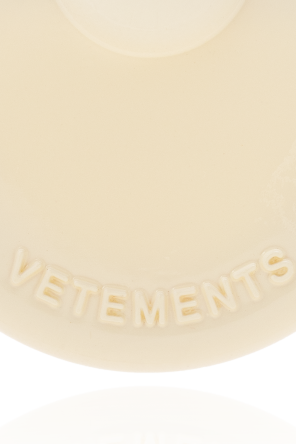 VETEMENTS Broche con logo