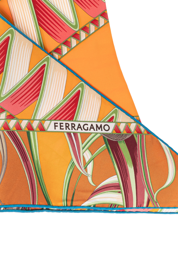 FERRAGAMO Pañuelo triangular con estampado `Giada`