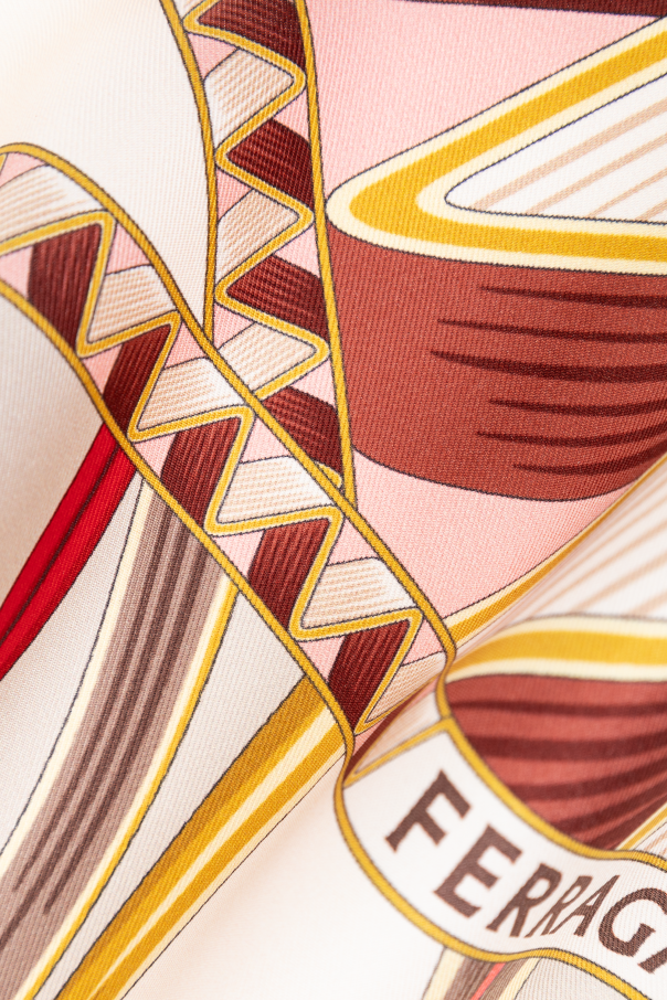 FERRAGAMO Pañuelo triangular con estampado `Giada`