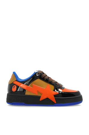 Sports shoes with logo