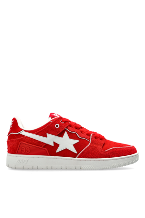Sports shoes with logo