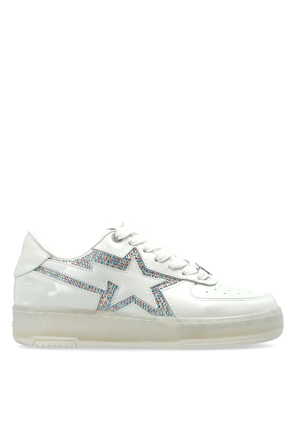 Sports shoes with logo