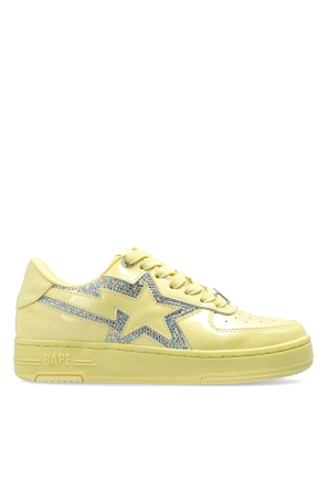 Sports shoes with logo