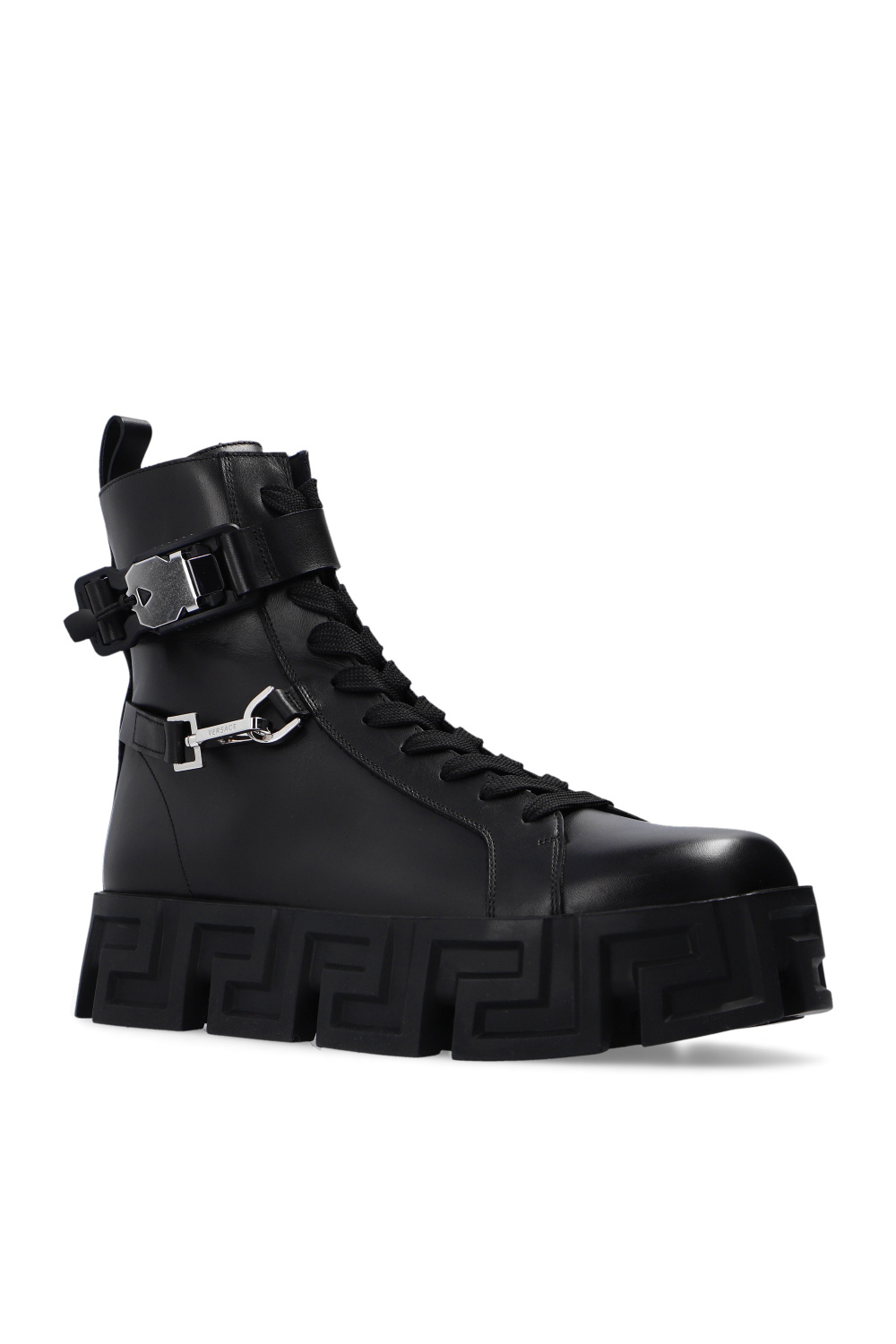 Versace La boutique Undefeated a créé une petite collection de sneakers pour Foot Locker