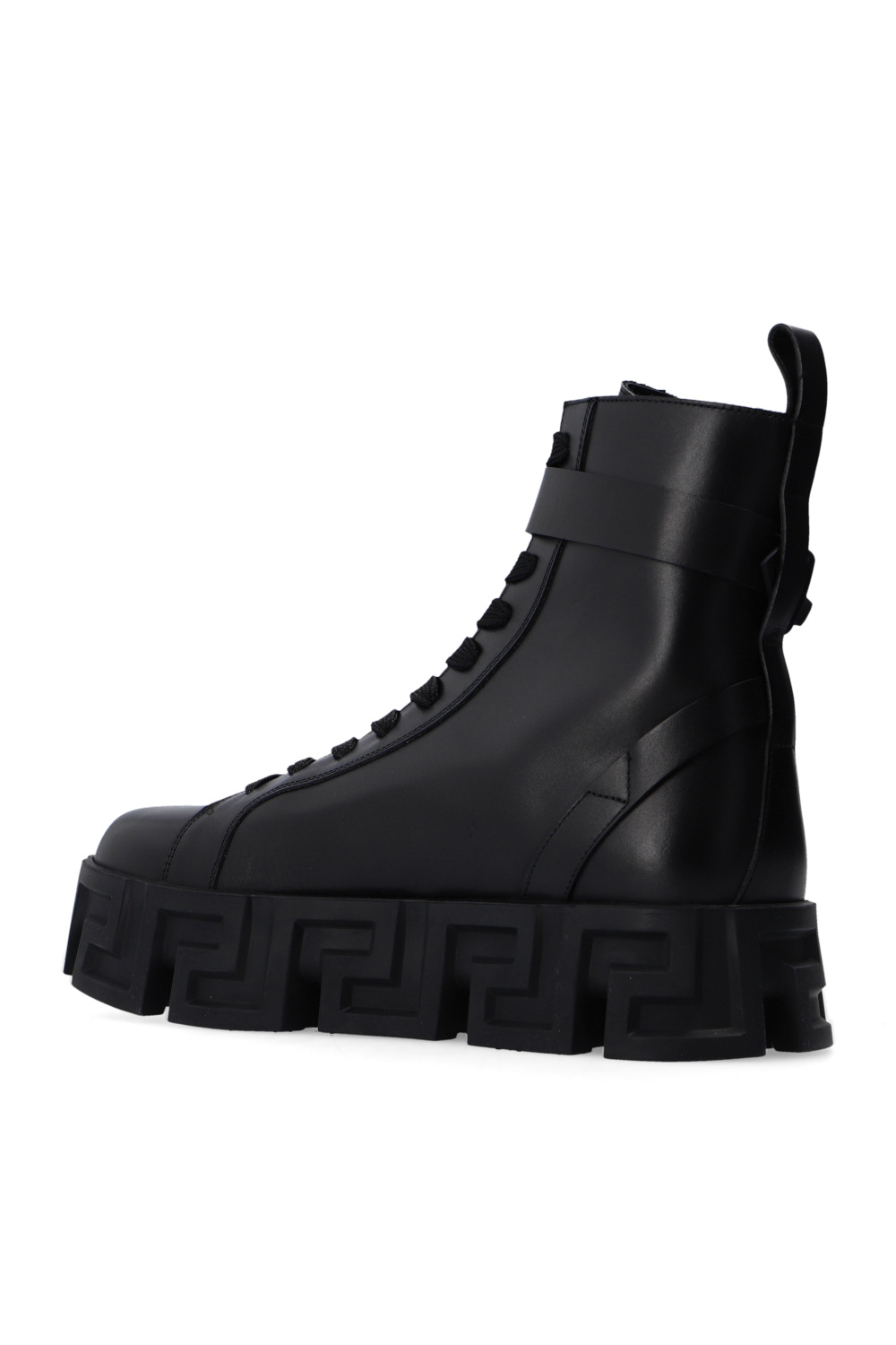 Versace La boutique Undefeated a créé une petite collection de sneakers pour Foot Locker
