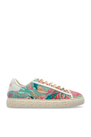 Sports shoes with print