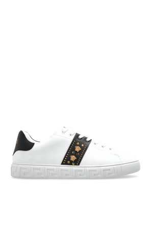Sports shoes with logo