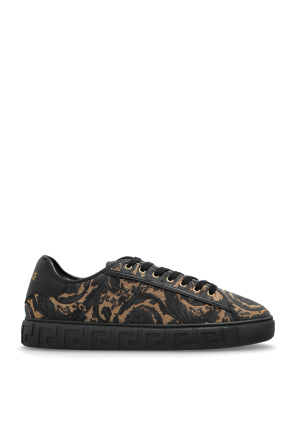 Sports shoes with logo