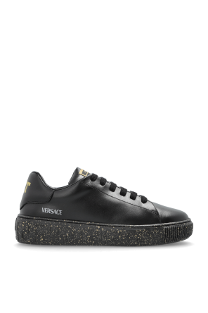 Sports shoes with logo