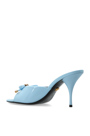 Versace Pantoletten mit Absatz „Opera Bow“