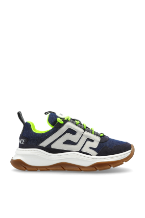 Sports shoes with logo