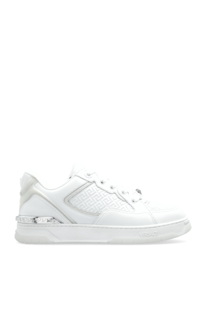 Sports shoes with logo
