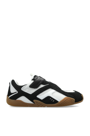 Sports shoes