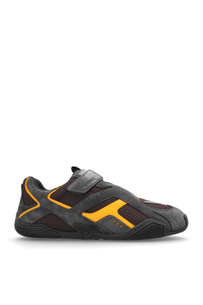 Sports shoes