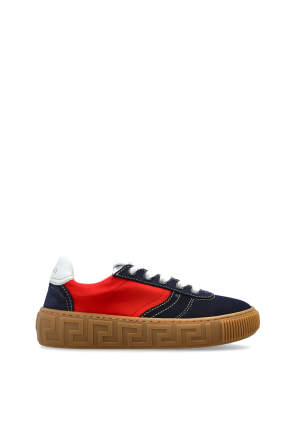 Sports shoes with logo