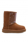 Let your kids relax in style wearing the adorable UGG® Kids Fluff Yeah Slide Lion Stuffie Slippers