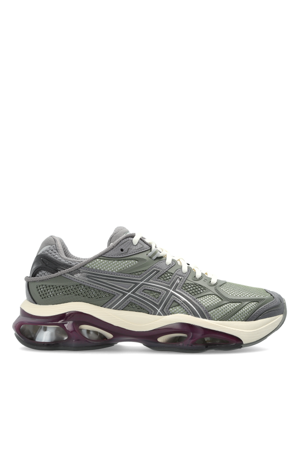 Sports shoes 