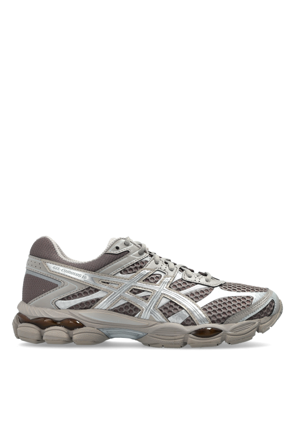 Sports shoes 
