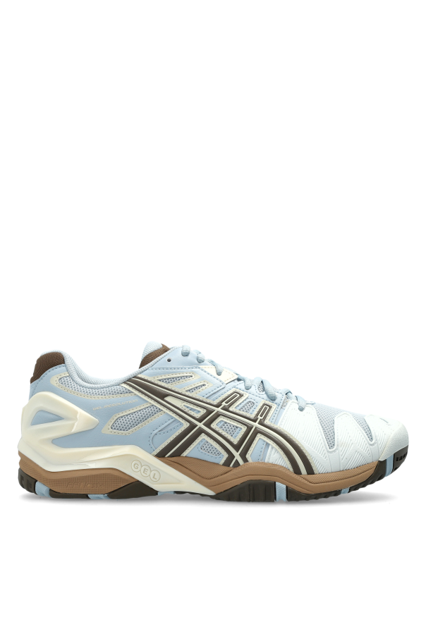 Sports shoes 