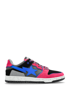 Sports shoes with logo