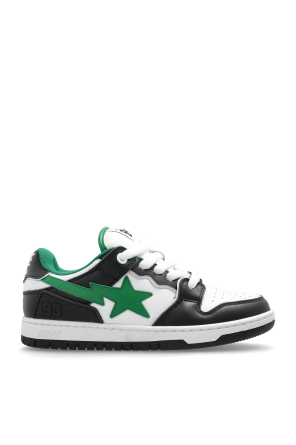 Sports shoes with logo