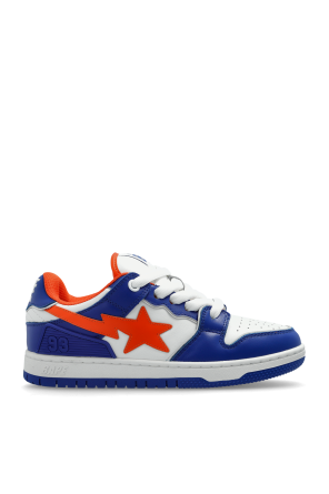 Sports shoes with logo