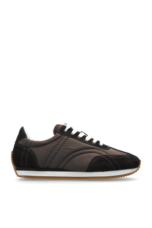 Sports shoes
