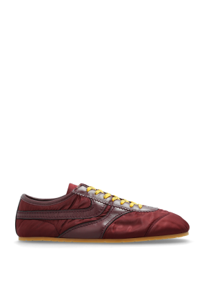 Sports shoes