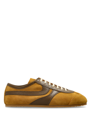 Sports shoes