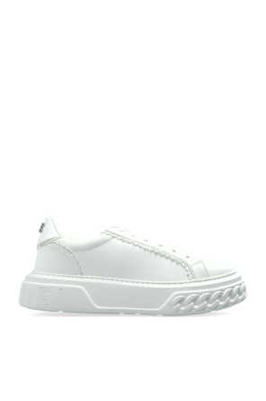 Sports shoes with applications