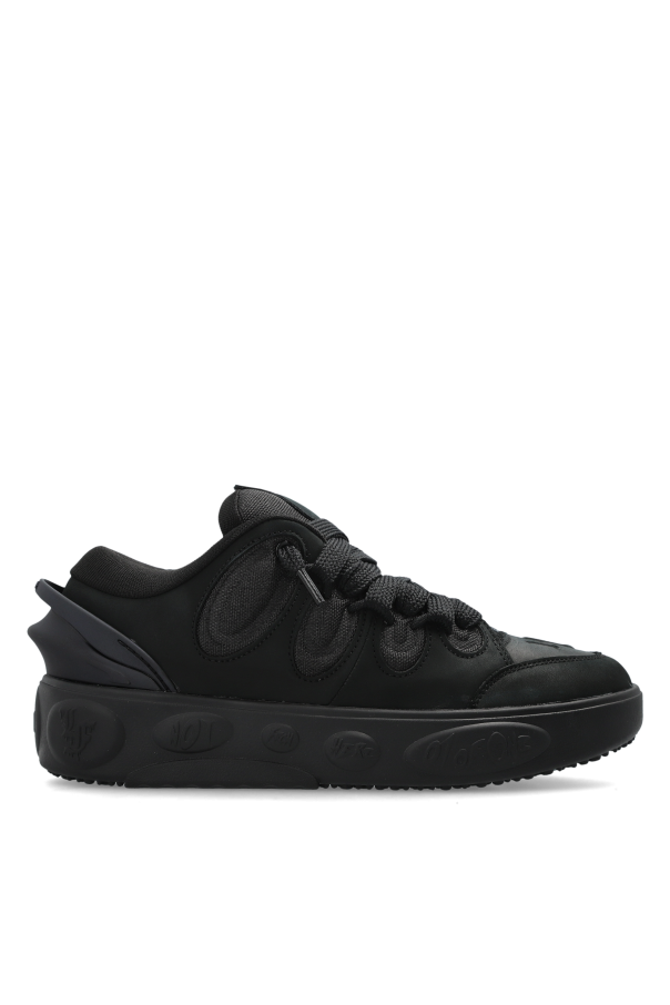 Sports shoes 