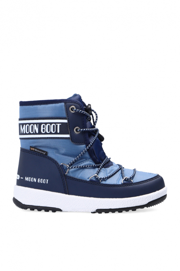 The shoes had a small flared heel and straps around the ankle for extra support ‘JR Boy Soft’ snow boots