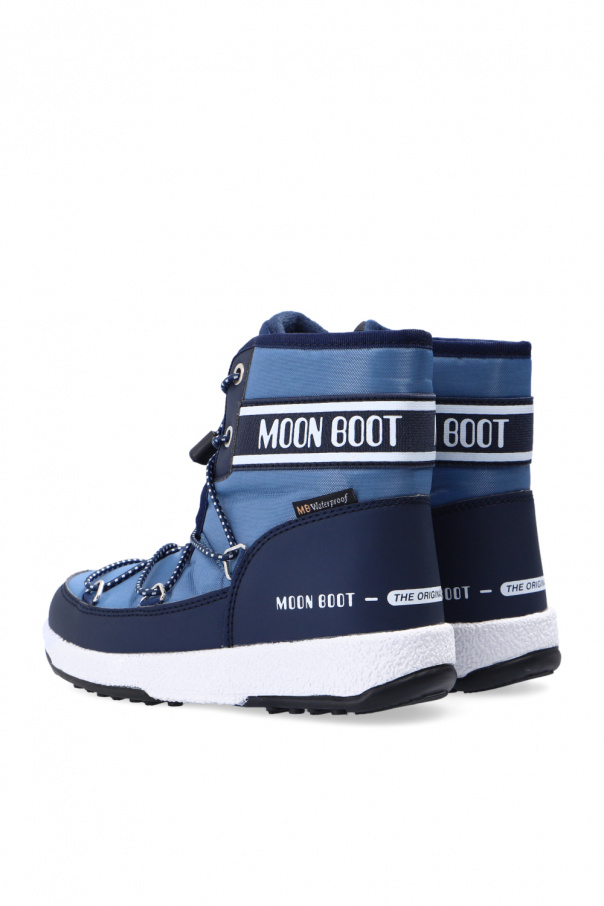 The shoes had a small flared heel and straps around the ankle for extra support ‘JR Boy Soft’ snow boots