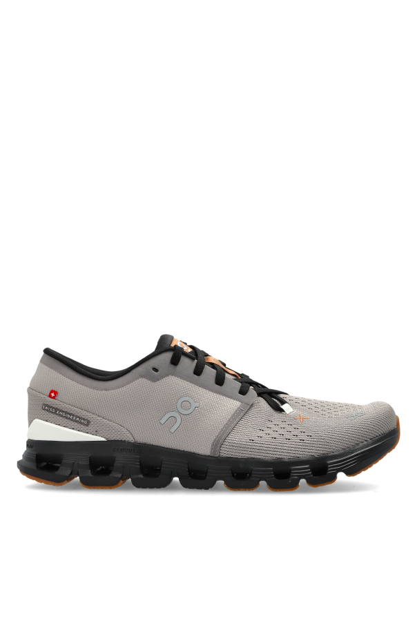 Sports shoes 