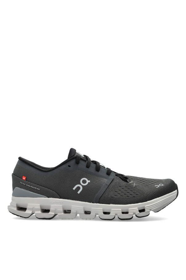 Sports shoes 