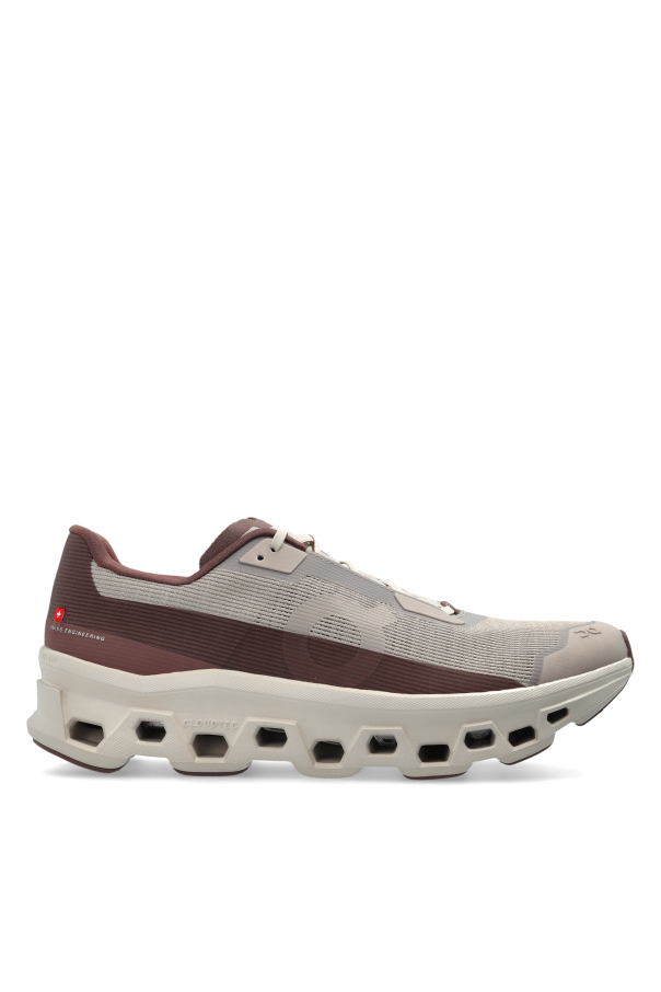 Sports shoes 
