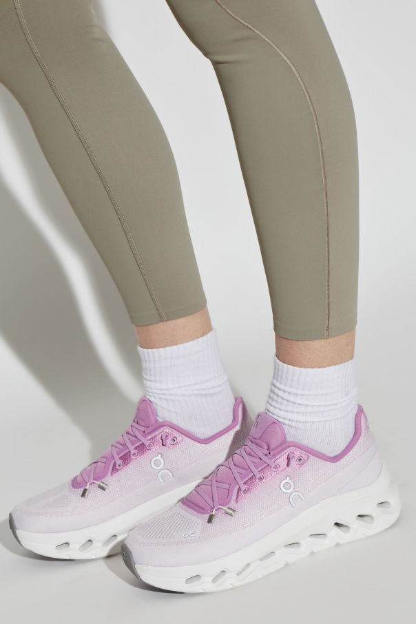 On "Cloudtilt" sports shoes