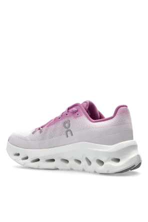 On "Cloudtilt" sports shoes