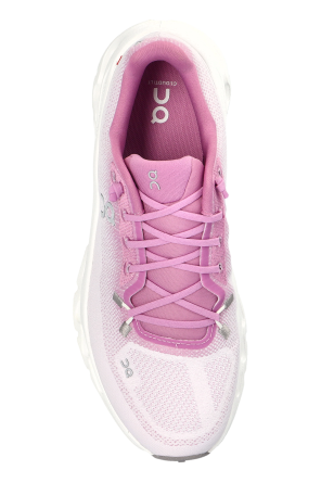 On "Cloudtilt" sports shoes