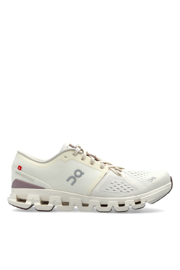 Sports shoes 