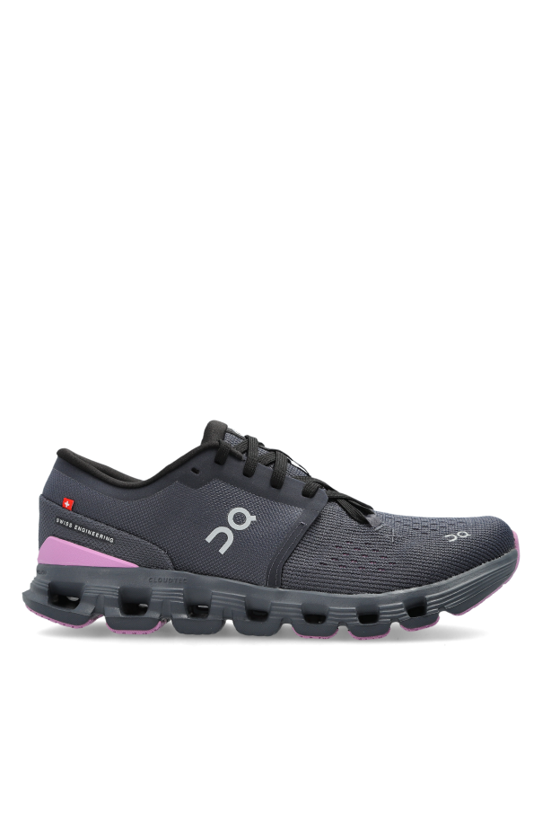 Sports shoes 