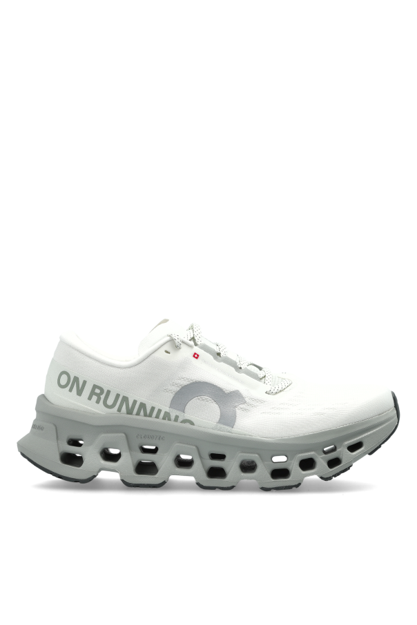 Sports shoes 